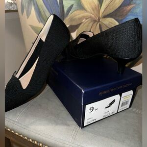 Size 9 med Adrienne vittadini Kitten heel New.  Black.  style stimpy pump